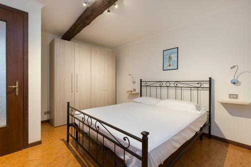 um quarto com uma cama grande num quarto em Casa Nico Magognino - WiFi em Stresa