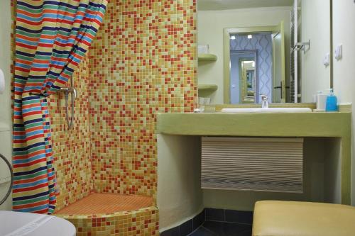 W łazience znajduje się prysznic, umywalka i toaleta. w obiekcie Apartmány Milenium w mieście Liberec