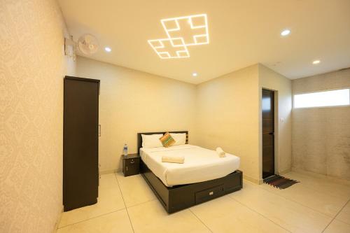 ein Schlafzimmer mit einem Bett in einem Zimmer in der Unterkunft River Serene Holiday home in Kizhake Chālakudi