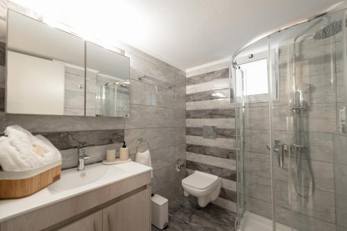 Koupelna v ubytování Diogenis Luxury Apartment Sea View