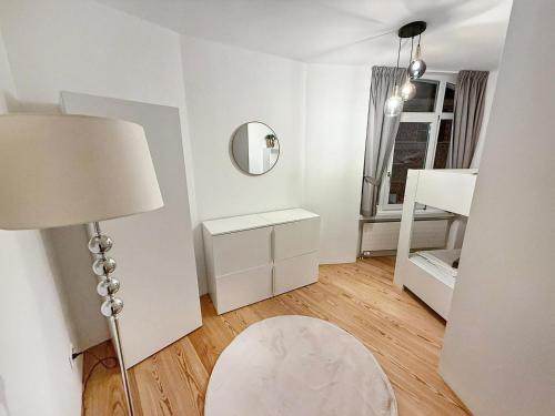 een witte kamer met een lamp en een spiegel bij Lusso nel cuore di Sankt Moritz in St. Moritz