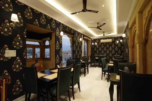 Khu vực ghế ngồi tại The Rising Haveli