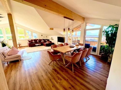 un soggiorno con tavolo e sedie in legno di Ferienwohnung Lory mit Schlossblick a Halblech