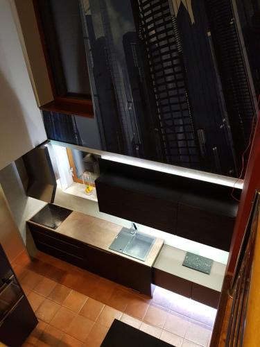 een lege trappenhal met een bankje in een gebouw bij Lucky 55 in Praag