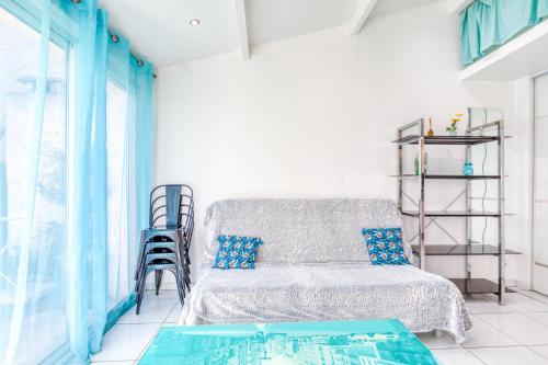 Zimmer mit einem Bett und einem Glastisch in der Unterkunft Maisonnette Lattes in Lattes