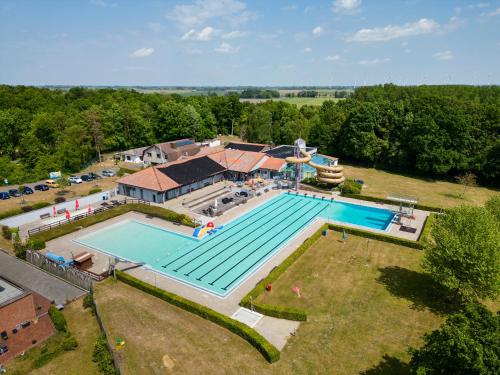 WingstKNAUS Campingpark Wingst的享有庭院内大型游泳池的顶部景色