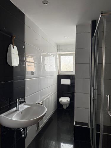 Koupelna v ubytování Monteurwohnung Lampertheim