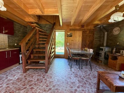 cocina con escalera y mesa en una habitación en Chalet alpin authentique au cœur du Valais, Hérémence, en Saint-Martin