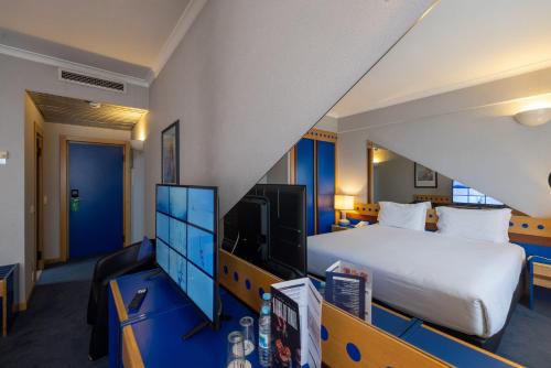 a hotel room with a bed and a television at Hotel 3K Barcelona in Lisbon