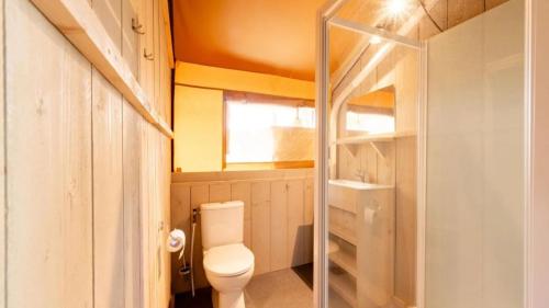 代讷坎普Papillon Country Resort的带马桶和玻璃门的浴室