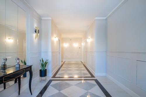 corridoio con tavolo e pavimento piastrellato di Piazza Duomo Guest House ad Ariano Irpino