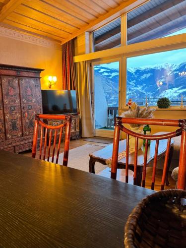 Cảnh núi rừng hoặc tầm nhìn ra núi từ căn hộ