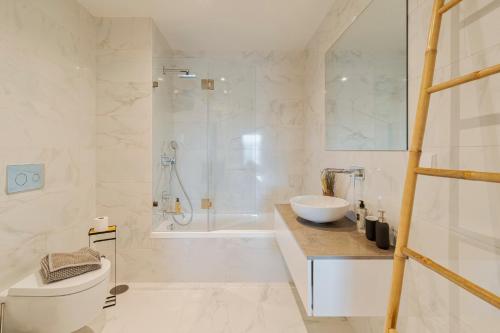 un bagno con wc, lavandino e doccia di Lume Residence W a Setúbal