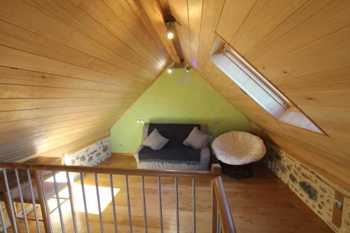 een zolderkamer met een bed in een boomhut bij La maison de madeleine in Livron