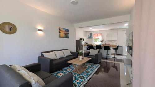 Tamarin APT 3 wPool- 4 min from Beach