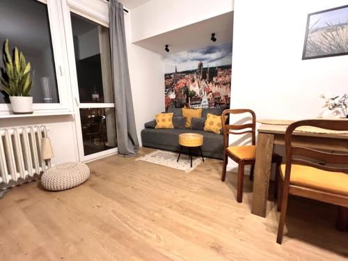 una sala de estar con un sofá y una mesa en Staromiejskie Retro Apartment by Downtown Apartments, en Gdansk