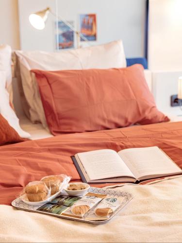 Postel nebo postele na pokoji v ubytování Wavescape Residences Orbi City Batumi