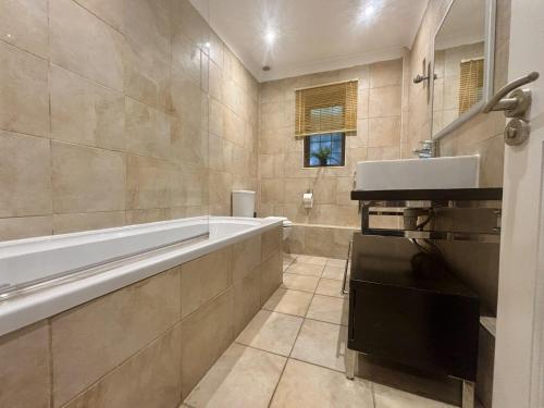 Koupelna v ubytování Private Five Bedroom Bungalow in Chertsey