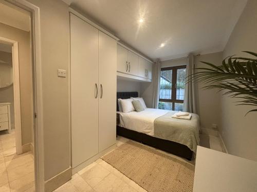 Postel nebo postele na pokoji v ubytování Private Five Bedroom Bungalow in Chertsey