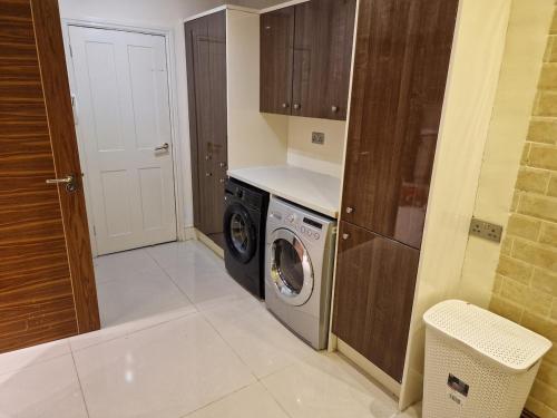 Fotografie z fotogalerie ubytování 4 Bed Ensuite Detached Family Home Near Heathrow Luxury v destinaci Hounslow