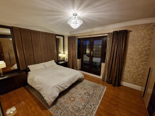 Postel nebo postele na pokoji v ubytování 4 Bed Ensuite Detached Family Home Near Heathrow Luxury