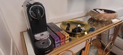 secador de pelo en la parte superior de un estante en Studio Mer 2/3 à 4 pers - face à la mer, en Courcelles Sucrerie
