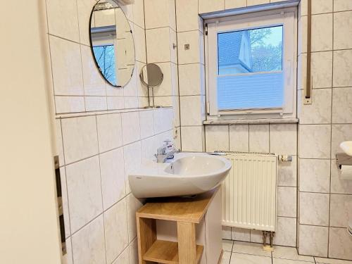 a bathroom with a sink and a mirror at Ferienwohnungen Weingut Breit in Piesport