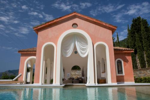 ニドリにあるVilla Veneziano Suites & Villaの建物前のプール付き家