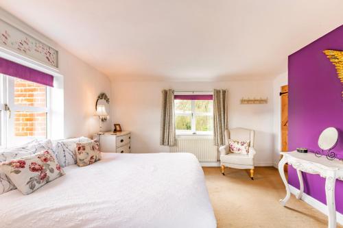 En eller flere senge i et værelse på Willow Cottage by Leap Escapes