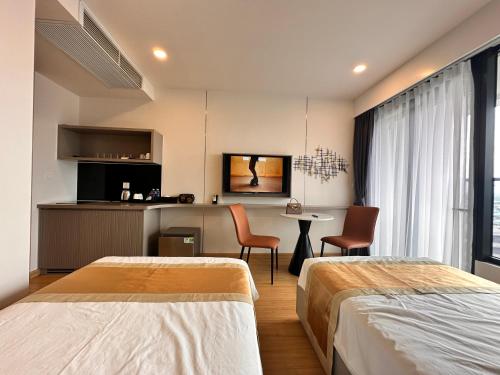 a hotel room with two beds and a kitchen at Phương hotel Lyn Time Thanh Thuỷ in La Phu