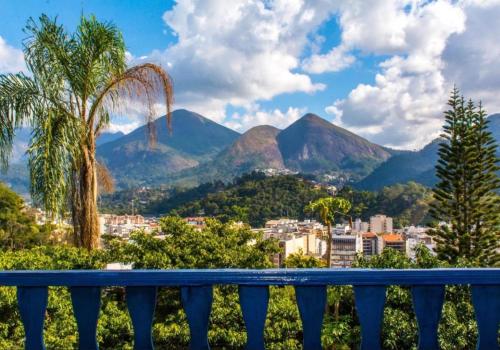 une vue sur les montagnes depuis un banc bleu dans l'établissement HOTEL MONTANAS, à Nova Friburgo