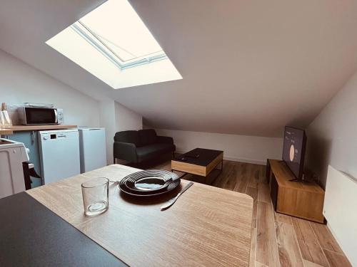 ein Wohnzimmer mit einem Tisch und einem Teller darauf in der Unterkunft Beautiful comfortable apartment - Geneva in Prévessin-Moëns