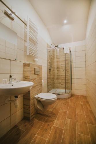 a bathroom with a toilet and a sink and a shower at Zamek Bożejów - Kuźnia in Radomierowice