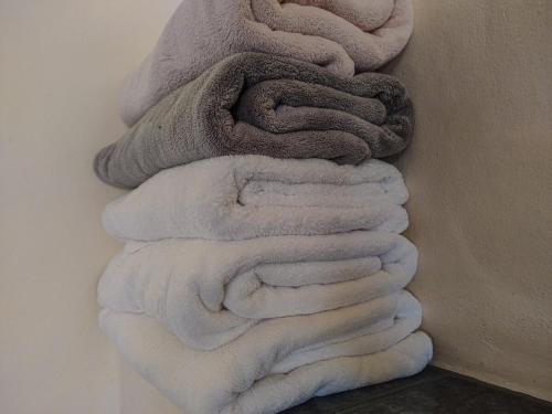 Een stapel handdoeken hangt tegen een muur. bij Escalera de piedra 2 in Tilcara