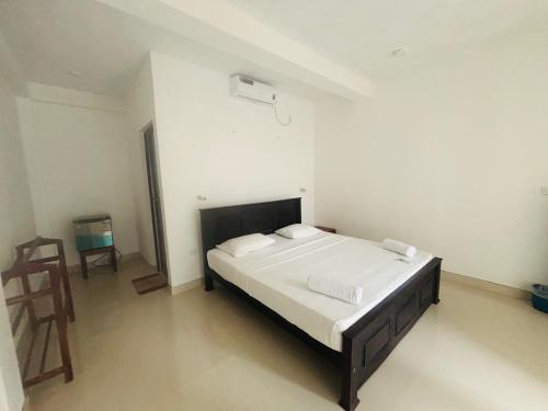 een slaapkamer met een groot bed in een kamer bij Goyambokka Beach front pool resort in Tangalle