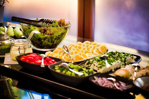 ein Buffet mit Tellern voller Essen auf einem Tisch in der Unterkunft Hotel & Medi-Spa Biały Kamień in Świeradów-Zdrój