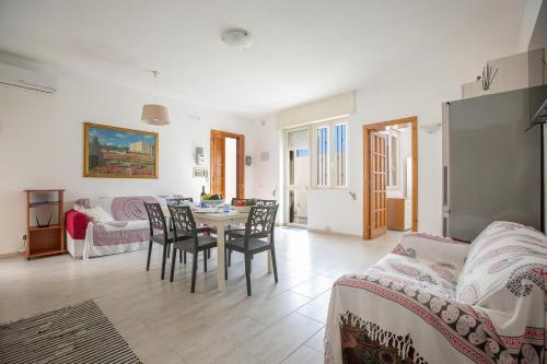 Giường trong phòng chung tại Marebello by BarbarHouse