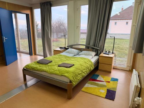 En eller flere senge i et værelse på LakePark Apartman