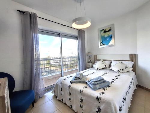 En eller flere senge i et værelse på Marina PLAZA Beach Apartment