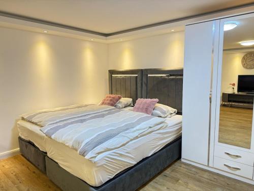Giường trong phòng chung tại Ruhiges Apartment nähe Lübeck - Ostsee
