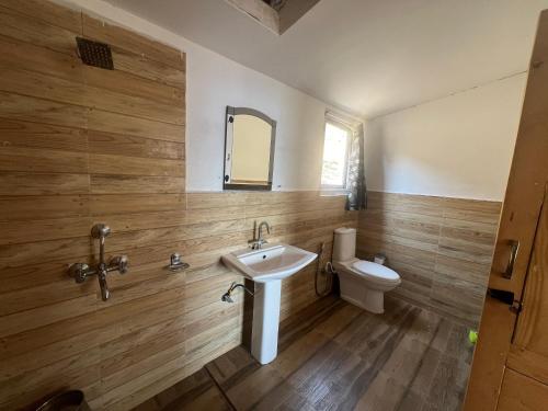 Ένα μπάνιο στο The Goat Village