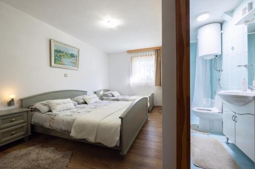 Ένα μπάνιο στο Lake House Bebić