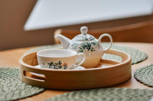 un vassoio con una teiera e tazze sul tavolo di Lawendowe Rancho a Szczytna