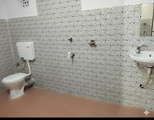 尼尔岛Sea Sand Resort的带马桶和水槽的浴室