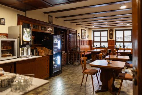 マルクトブライトにあるGasthof zum goldenen Schiff - Lehmzimmer Fachwerkの部屋にテーブルと椅子があるレストラン