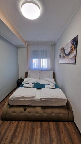 Giường trong phòng chung tại Queen Elizabeth Apartment