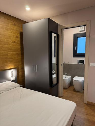 sypialnia z łóżkiem i łazienką z wanną w obiekcie Camping Dolomiti w mieście Dimaro