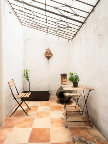 a room with a table and a chair at Casa colonial en el corazón del Centro Histórico in Mexico City