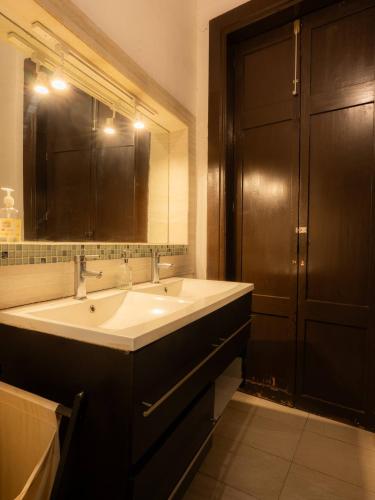 a bathroom with a large sink and a mirror at Casa colonial en el corazón del Centro Histórico in Mexico City