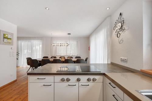 een keuken en eetkamer met een tafel op de achtergrond bij New Opening Penthouse Zirm in Selva dei Molini